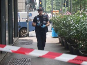 La polizia fa i rilievi attorno al palazzo dov'è morta Sueli Leal Barbosa