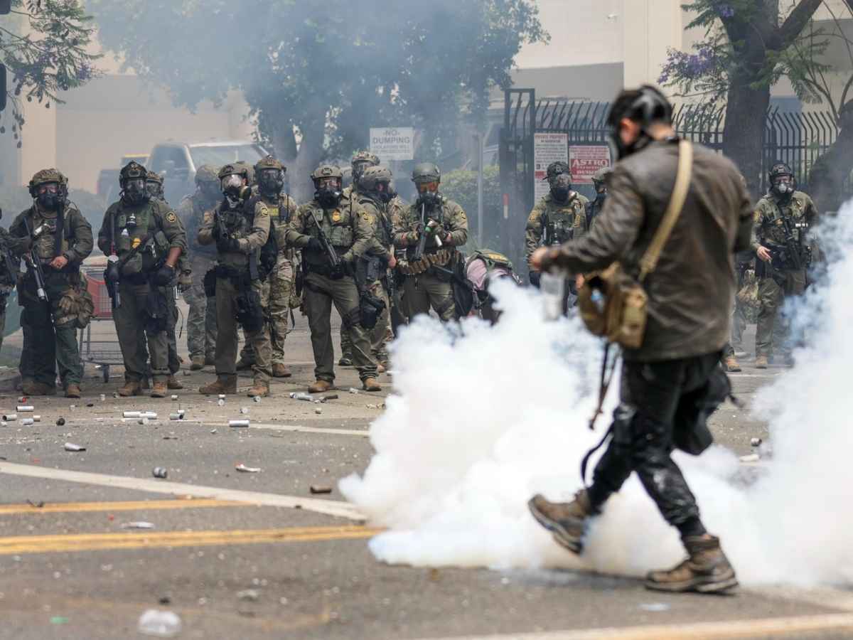 Caos negli Usa, Los Angeles in rivolta contro Donald Trump: proteste e scontri, schierata la guardia nazionale