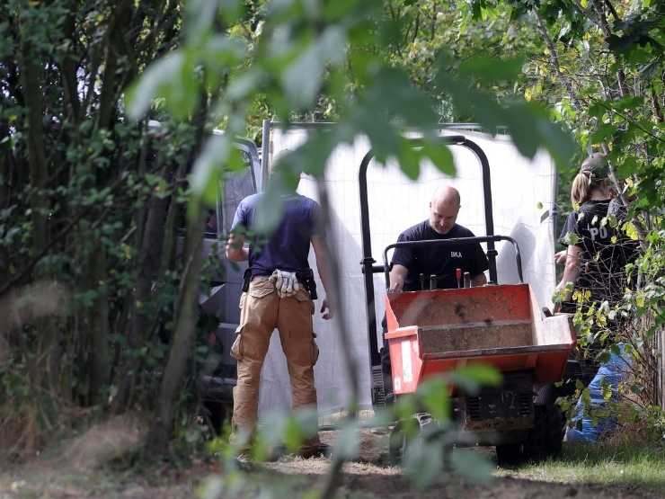 La polizia durante le operazioni di ricerca nell'ambito delle indagini su Maddie McCann