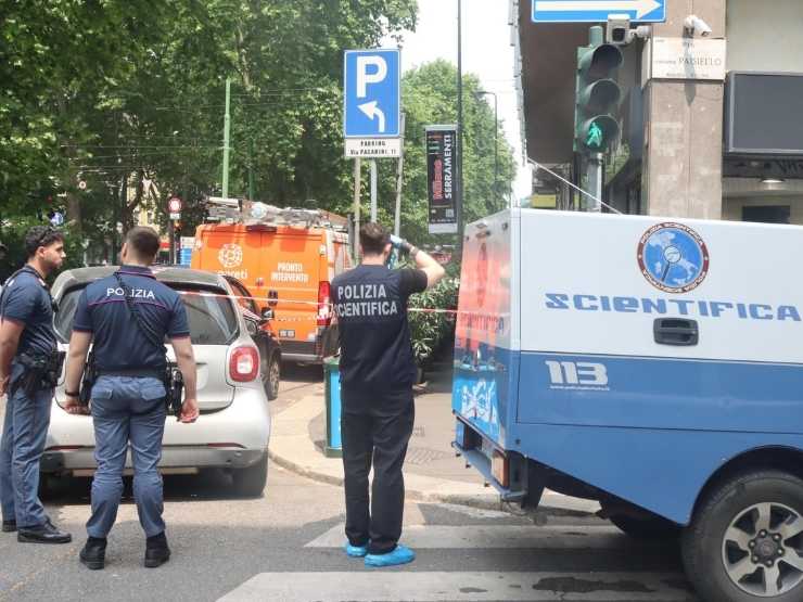 Rilievi della polizia sotto all'appartamento di Sueli Leal Barbosa, morta lanciandosi dalla finestra di casa nel disperato tentativo di salvarsi da un incendio