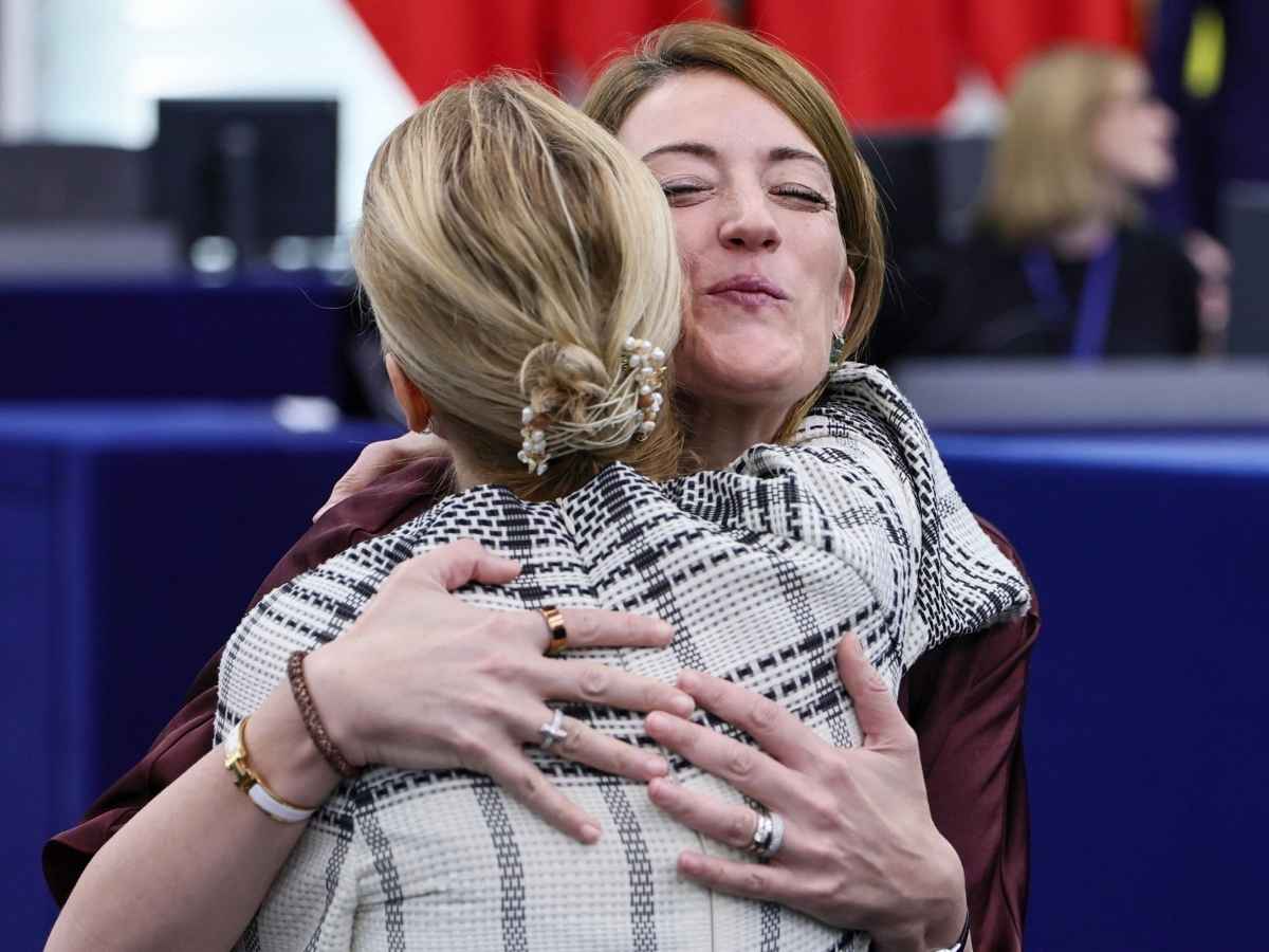 Mamme deputate, la battaglia della presidente Roberta Metsola: “Nessuno dovrebbe scegliere tra mandato e genitorialità” Mamme deputate, la battaglia della presidente Roberta Metsola: “Nessuno dovrebbe scegliere tra mandato e genitorialità”