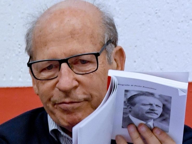 Salvatore Borsellino con in mano un libro riportante la foto del fratello Paolo