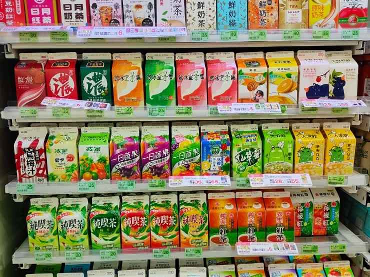 Uno scaffale del supermercato pieno di bevande zuccherate e dannose per la salute
