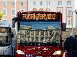 Un autobus a Roma fuori servizio a causa dello sciopero