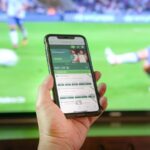 Un tifoso scommette mentre guarda la partita di calcio
