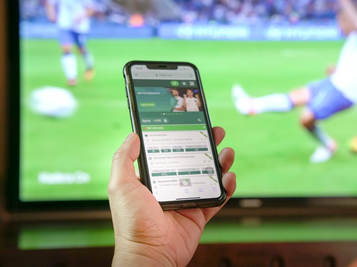 Il gioco d’azzardo sulle maglie dei calciatori: “Le società guadagnano, ma il costo sociale è altissimo” Il gioco d’azzardo sulle maglie dei calciatori: “Le società guadagnano, ma il costo sociale è altissimo”