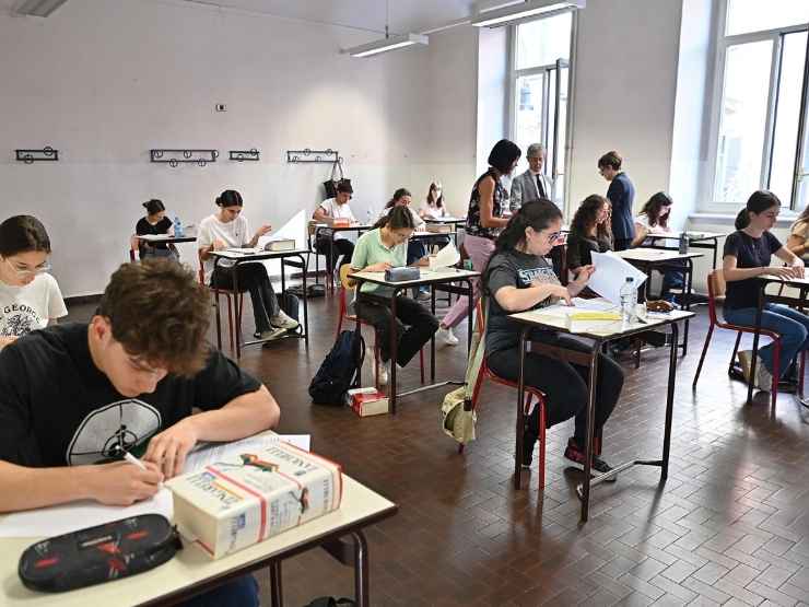 Studenti durante l'esame di maturità