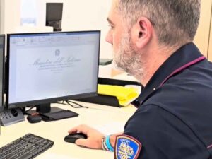 Un agente della polizia postale al lavoro sulla truffa del Bonus Cultura