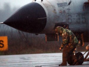 Un caccia americano pronto a decollare da una base italiana