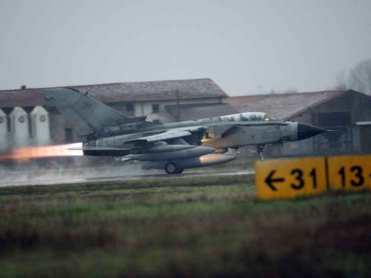 Un caccia pronto a decollare da una base italiana