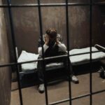 Un detenuto in cella si mostra sofferente, in corso in Italia il dibattito sull'indulto