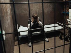 Un detenuto in cella si mostra sofferente, in corso in Italia il dibattito sull'indulto