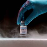 Un medico che prepara un vaccino anti Covid-19