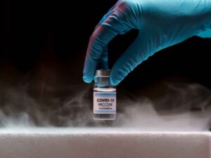 Un medico che prepara un vaccino anti Covid-19