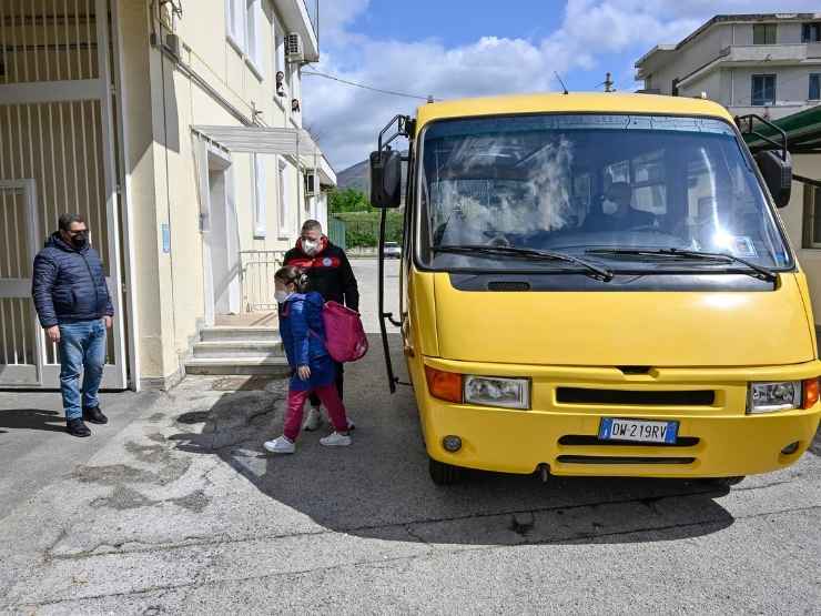 Una bimba torna in carcere dalla madre accompagnata dallo scuolabus