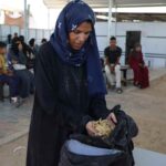 Una donna palestinese a Gaza cerca di procurarsi cibo