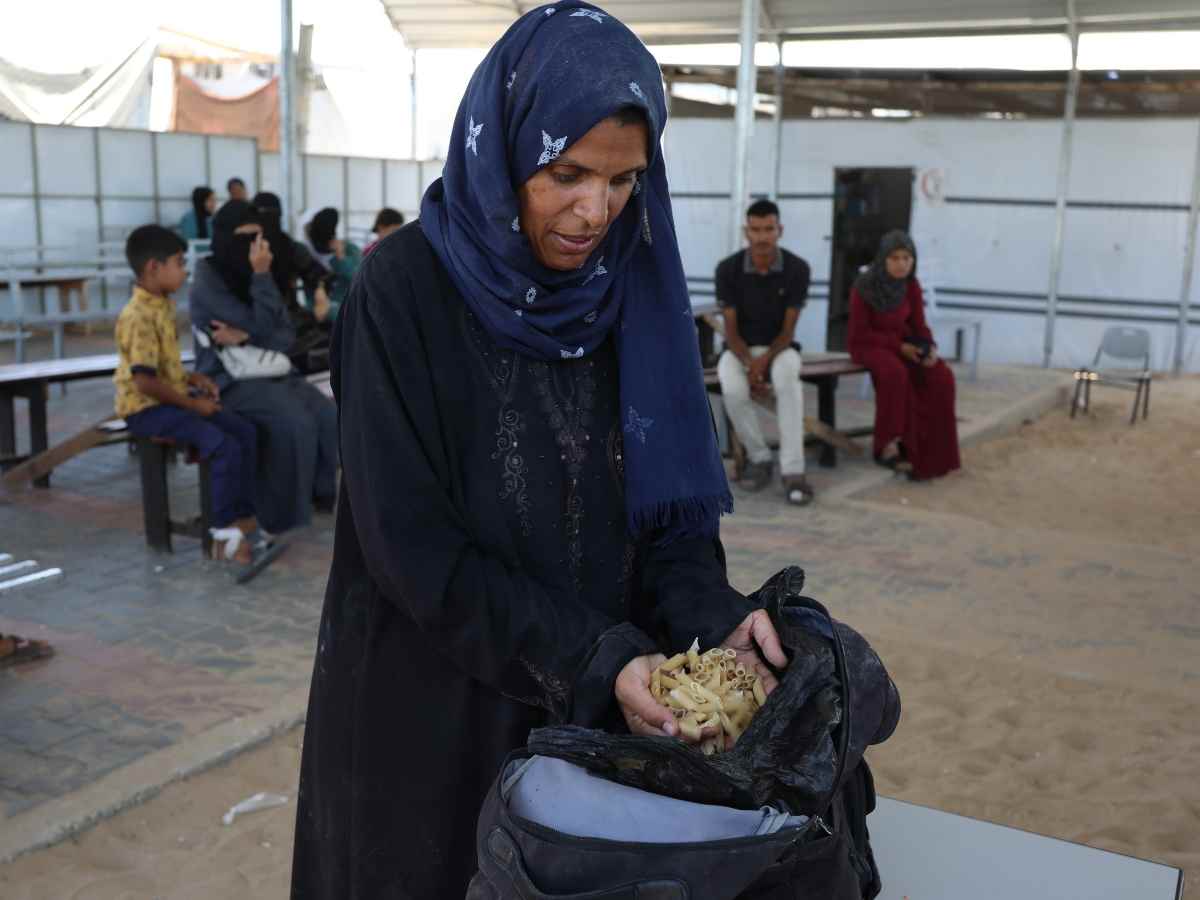 Una donna palestinese a Gaza cerca di procurarsi cibo