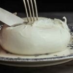 Una mozzarella di bufala in un piatto