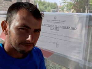 Vasile Frumuzache e l'area sottoposta a sequestro attorno alla sua abitazione