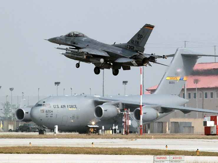 Velivoli Nato e Usa in una base italiana