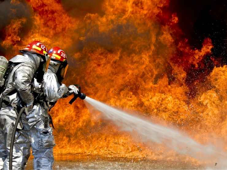 Vigili del fuoco contro gli incendi boschivi 2025 in Italia, allarme Ispra