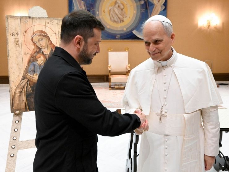 Zelensky e il Papa si stringono la mano