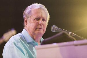 brian wilson al pianoforte con il microfono davanti