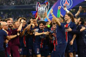 giocatori psg alzano la champions league