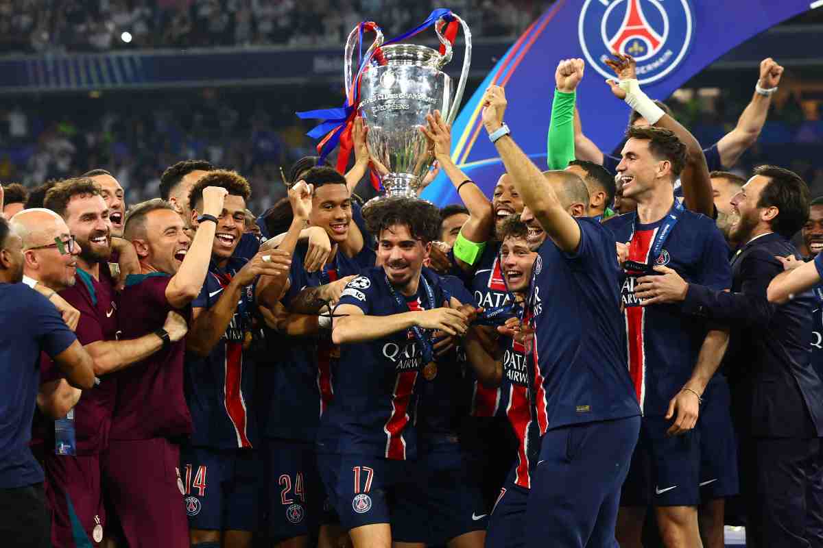giocatori psg alzano la champions league