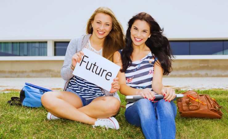 ragazze con scritta future