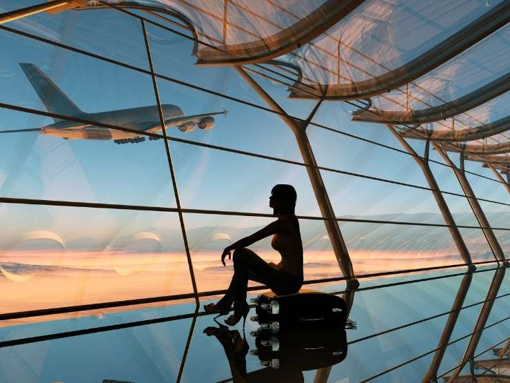 Ragazza seduta in aeroporto