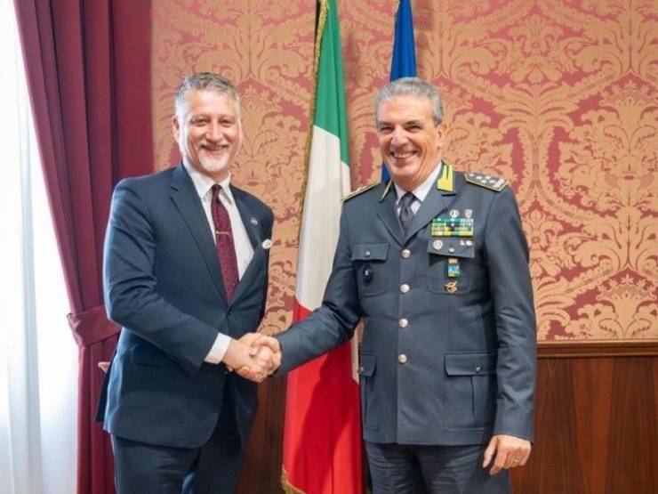 Il Ministro della Cultura Alessandro Giuli e il comandante della Guardia di Finanza Andrea De Gennaro firmano un protocollo di intesa