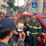 Allen Bernard Ganao in braccio alle persone che lo hanno ritrovato dopo due giorni dalla sua scomparsa