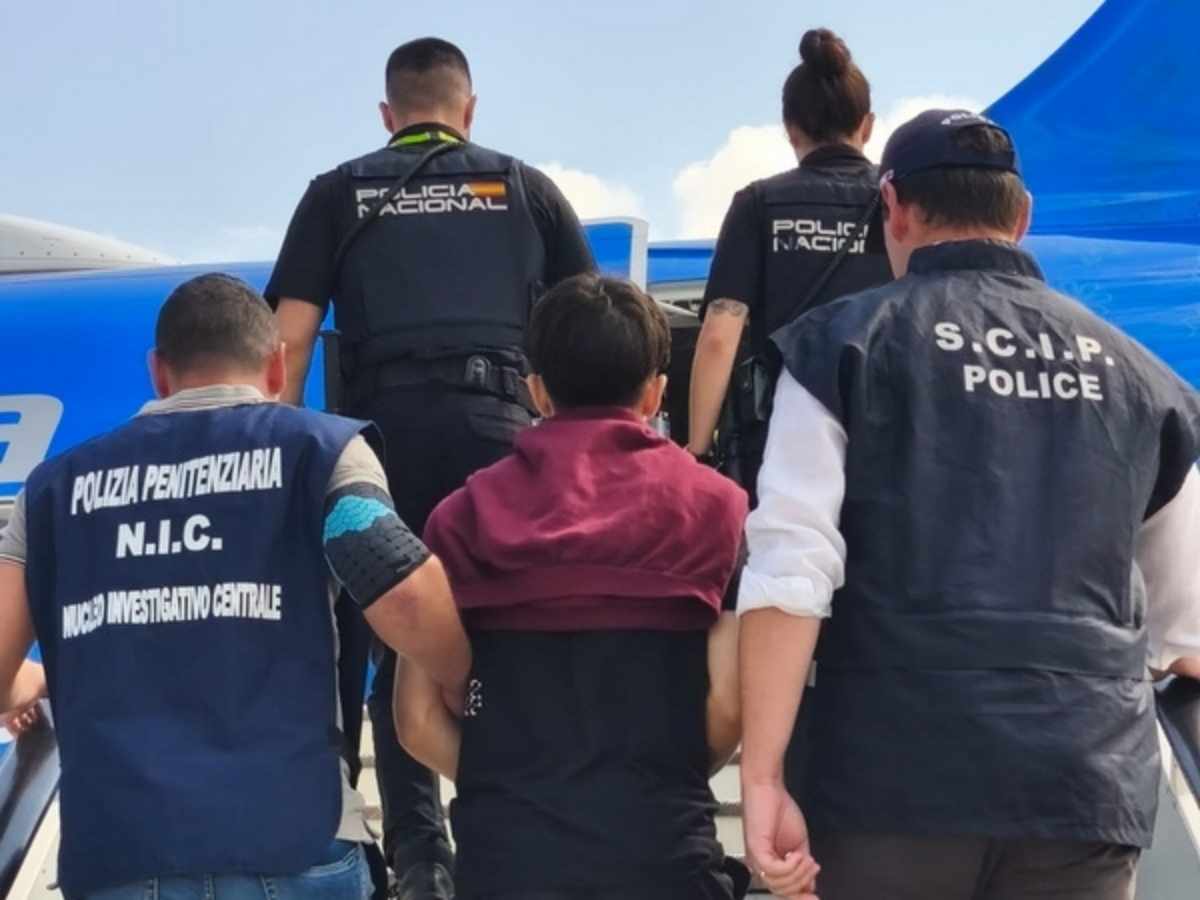 Andrea Cavallari con le forze dell'ordine mentre torna in Italia