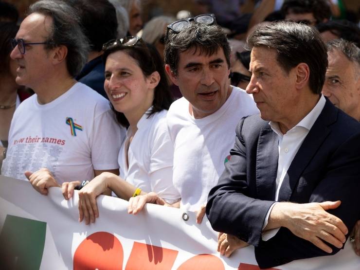 Angelo Bonelli, Elly Schlein, Nicola Fratoianni, Giuseppe Conte, leader delle opposizioni, a una manifestazione