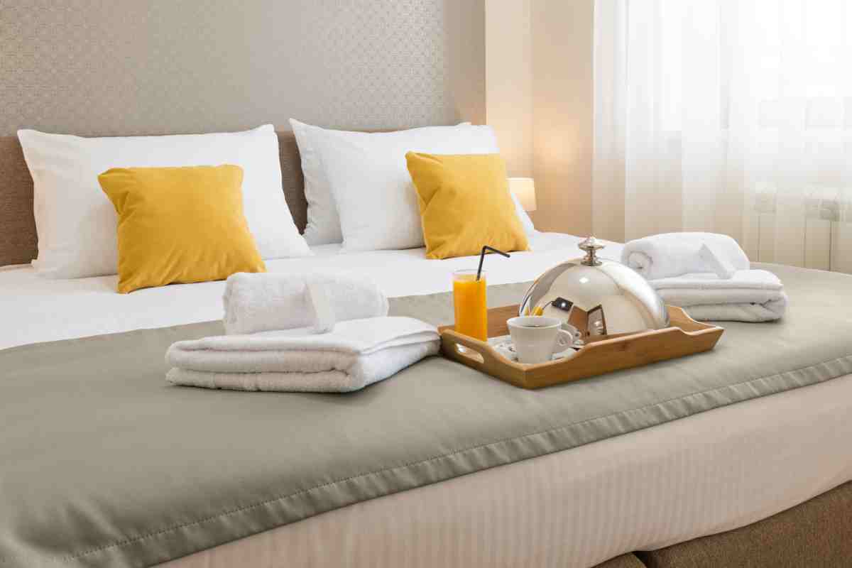 camera da letto di un b&b con biancheria e colazione su un vassoio