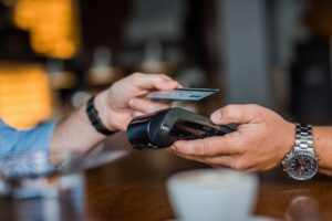 Persona paga con carta