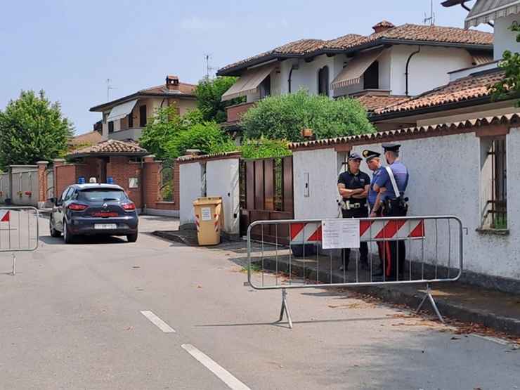 Auto dei carabinieri e militari nei pressi di via Pascoli a Garlasco per le nuove indagini sull'omicidio di Chiara Poggi