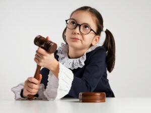 Bambina gioca a fare la giudice