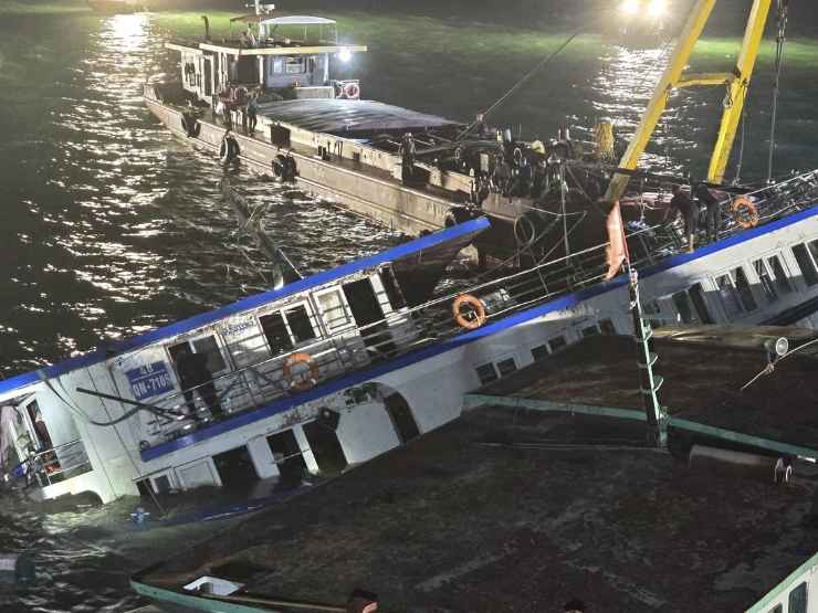 Battello turistico capovolto in Vietnam, decine di vittime