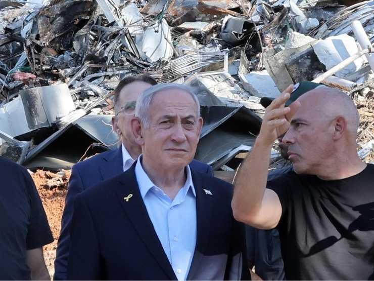 Benjamin Netanyahu tra le macerie della guerra dei 12 giorni con l'Iran
