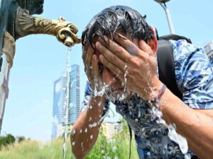 Caldo estremo, turista si rinfresca come può