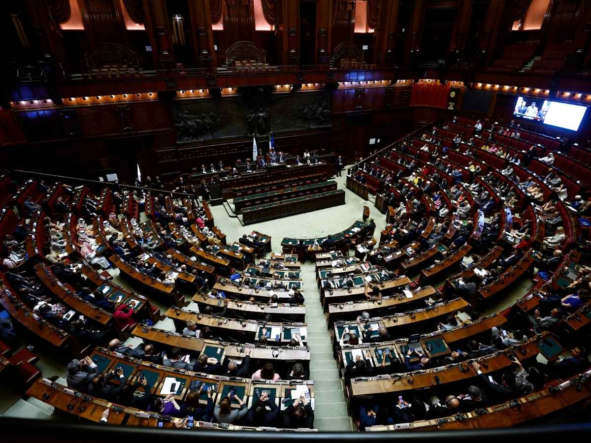 Vitalizi d’oro, stop alla Camera nel silenzio generale: esulta solo il M5S. Chi sono gli ex parlamentari che volevano il rimborso Vitalizi d’oro, stop alla Camera nel silenzio generale: esulta solo il M5S. Chi sono gli ex parlamentari che volevano il rimborso