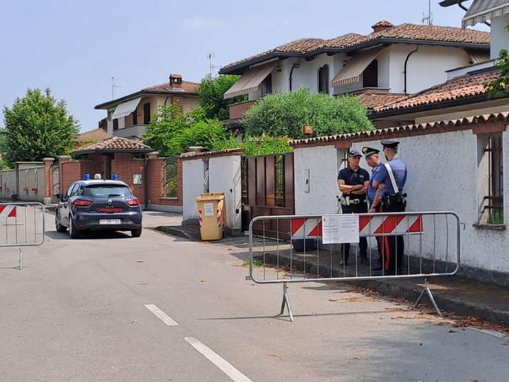 I carabinieri del Ris entrano nella villetta della famiglia Poggi di Garlasco