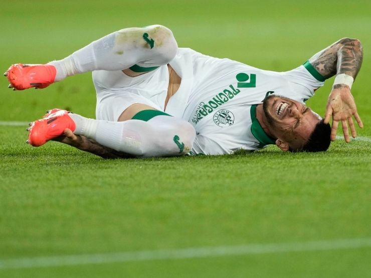 Carles Perez a terra durante la partita