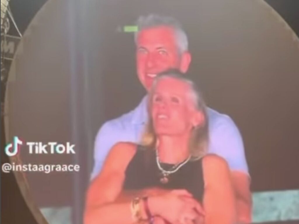 Andy Byron e Kristin Cabot, colleghi e presunti amanti beccati al concerto dei Coldplay da una kiss cam