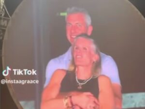 Andy Byron e Kristin Cabot, colleghi e presunti amanti beccati al concerto dei Coldplay da una kiss cam