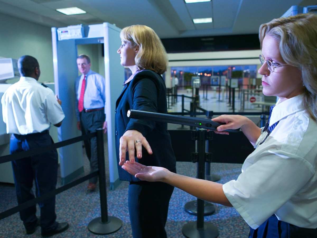 Dall’ingresso al decollo: tutti i controlli di sicurezza in aeroporto necessari prima di un volo Dall’ingresso al decollo: tutti i controlli di sicurezza in aeroporto necessari prima di un volo
