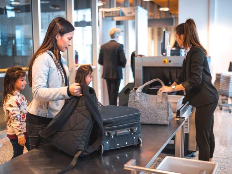 Una viaggiatrice ai controlli di sicurezza in aeroporto