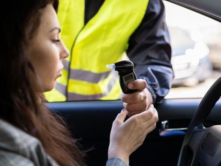 Una conducente fermata dalla polizia fa il test dell'alcol